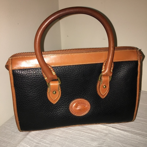 Dooney & Bourke Handbags - Dooney and Bourke classic leather bag